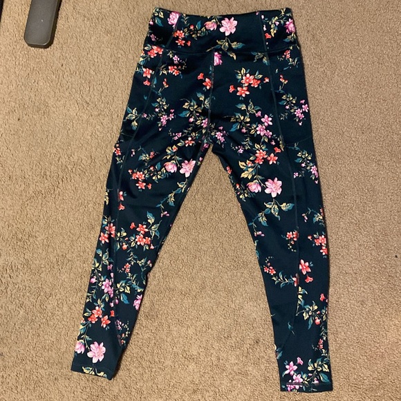VS leggings in green floral. 12 - Picture 3 of 4